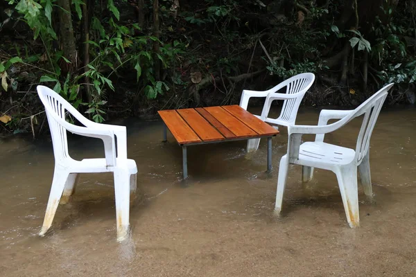 Sahilde tahta sandalyeler