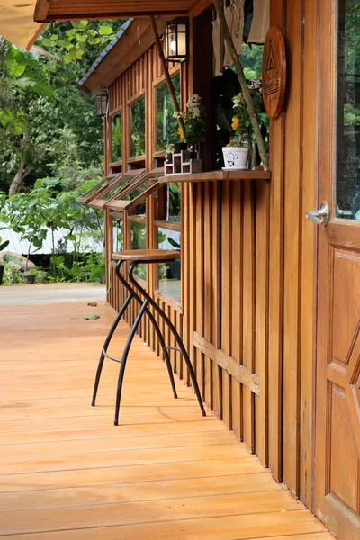 Bahçedeki ahşap bankta.