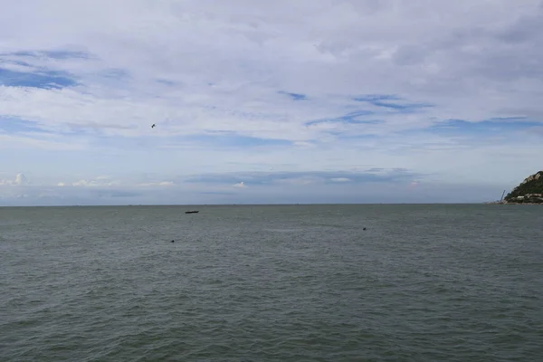 Arka planda deniz ve okyanus manzarası.