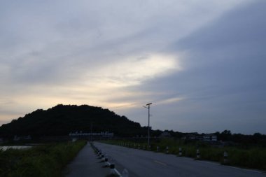 Gölün üzerinde güzel bir gün batımı