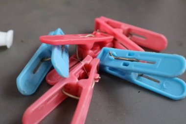 Ahşap arka plan üzerinde renkli clothespins dönüştürün