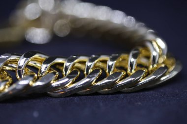 Bileziği olan altın bir bilezik