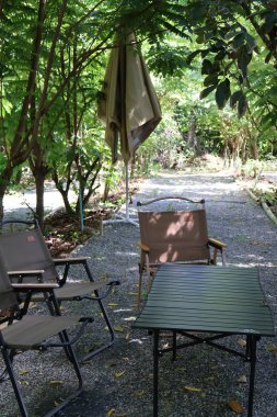 Bahçedeki sandalyeler ve masa