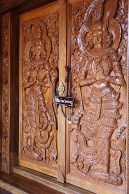 Tapınağın ahşap kapısı