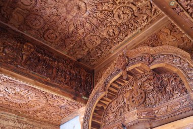 Barselona şehrinde bir tapınağın içi.