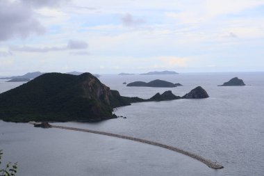 Denizin güzel manzarası ve Okinawa adasının tepeleri Japonya 'da.
