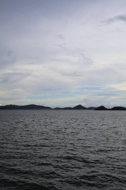 Denizin üzerinde güzel bir gün batımı