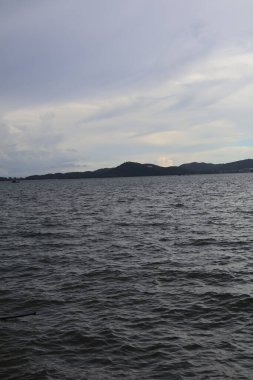 Deniz kıyısının güzel manzarası