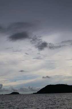 Bulutları ve gökyüzü olan güzel bir manzara.