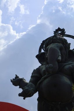 Buda 'nın heykeli şehrin en güzel simgesinin arka planında.