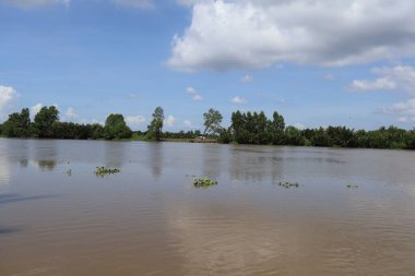Nehirdeki manzara bulutlu bir gökyüzü