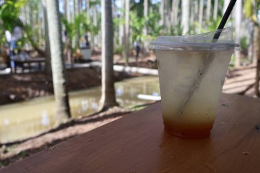 Bir fincan çay ve bir içki.