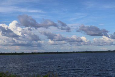 Güzel göl manzarası ve gökyüzündeki bulutlar