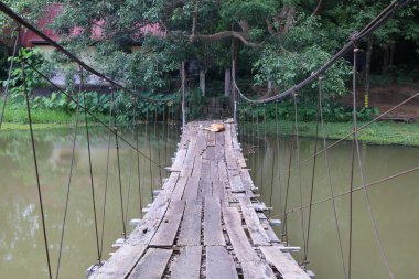 Nehrin üzerindeki köprü