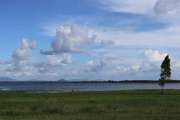 Göl manzarası ve bulutlar