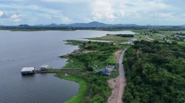 Tayland 'da gölün yukarısından hava manzarası