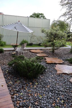 Büyük bir taşı ve büyük bir çeşmesi olan güzel bir bahçe.