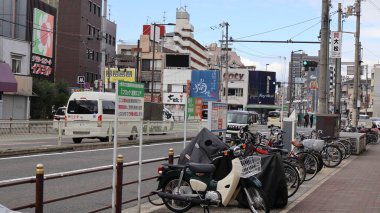 Tokyo, Japonya - 19 Mayıs, 22 Mayıs. Tokyo 'da insanlar sokakta yürüyorlar.