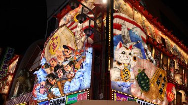 Tokyo, Japonya - Kasım 15, 2019: Tokyo şehir caddesinde gece renkli ışıklar