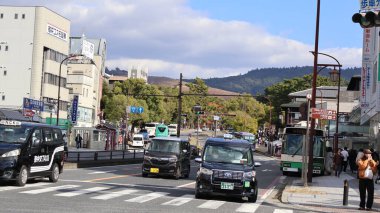 Tokyo, Japonya - Ağustos 2016: Tokyo 'da yürüyen ve geçen insanlar