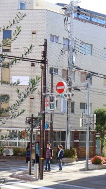 Şehir merkezindeki modern şehir caddesi manzarası