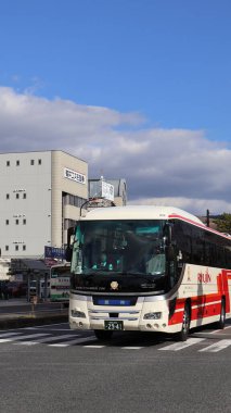 osaka, japan, 14 Kasım, 2017 Japonya 'nın Shinkai şehrindeki otobüs durağı.