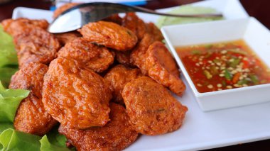 Soslu kızarmış tavuk kanadı.