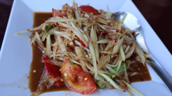 Tayland usulü karidesli papaya salatası.