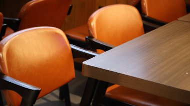 Restoranda boş bir masa var.