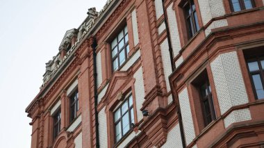 Şehirdeki tuğladan bir evin cephesi