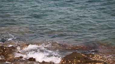 Sahilde güzel deniz dalgaları