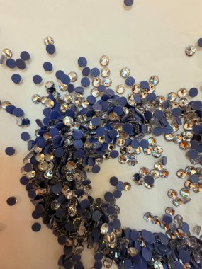 Yapay elmas sanatıyla yaratıcılığını serbest bırak! İster telefon kılıflarını, aksesuarları, defterleri ya da el sanatlarını dekore edin, bu ışıltılı mücevherler günlük eşyalarınıza kişisel ve büyüleyici bir dokunuş ekler..