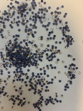 Yapay elmas sanatıyla yaratıcılığını serbest bırak! İster telefon kılıflarını, aksesuarları, defterleri ya da el sanatlarını dekore edin, bu ışıltılı mücevherler günlük eşyalarınıza kişisel ve büyüleyici bir dokunuş ekler..