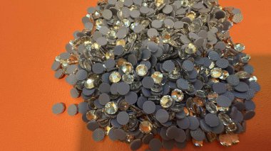 Yapay elmas sanatıyla yaratıcılığını serbest bırak! İster telefon kılıflarını, aksesuarları, defterleri ya da el sanatlarını dekore edin, bu ışıltılı mücevherler günlük eşyalarınıza kişisel ve büyüleyici bir dokunuş ekler..