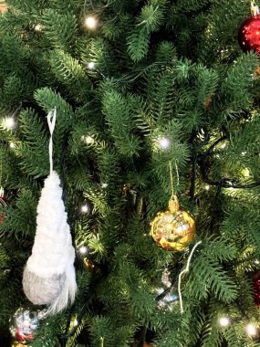 Samimi Noel sahnesinde parıldayan peri ışıkları, şenlikli süsler ve sıcak mevsimlik atmosfer de dahil olmak üzere çok güzel kapalı bir tatil dekoru yer alıyor..