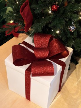 Samimi Noel sahnesinde parıldayan peri ışıkları, şenlikli süsler ve sıcak mevsimlik atmosfer de dahil olmak üzere çok güzel kapalı bir tatil dekoru yer alıyor..