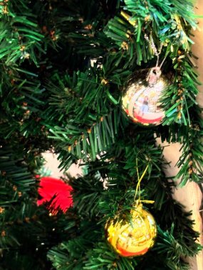 Samimi Noel sahnesinde parıldayan peri ışıkları, şenlikli süsler ve sıcak mevsimlik atmosfer de dahil olmak üzere çok güzel kapalı bir tatil dekoru yer alıyor..