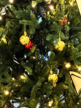 Samimi Noel sahnesinde parıldayan peri ışıkları, şenlikli süsler ve sıcak mevsimlik atmosfer de dahil olmak üzere çok güzel kapalı bir tatil dekoru yer alıyor..