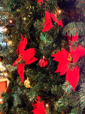 Samimi Noel sahnesinde parıldayan peri ışıkları, şenlikli süsler ve sıcak mevsimlik atmosfer de dahil olmak üzere çok güzel kapalı bir tatil dekoru yer alıyor..