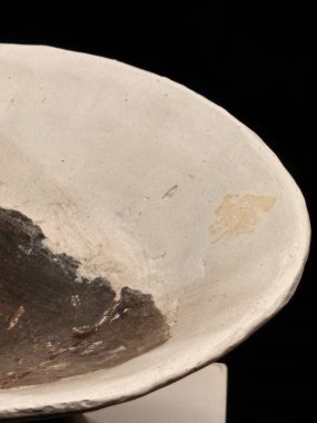 Taş yüzeylerin yakın çekimleri organik desenleri, mineral katmanları ve doğa tarafından şekillendirilmiş yıpranmış çizgileri ortaya çıkarıyor..