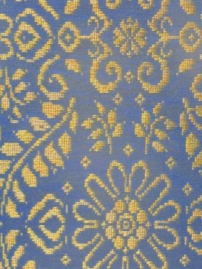 Soyut Batik Desenli Duvar Kağıdı. Geleneksel Malezya batiğinden esinlenilmiş, soyut motifler, akış çizgileri ve canlı renklerin yer aldığı sanatsal bir duvar kağıdı..