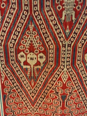 Soyut Batik Desenli Duvar Kağıdı. Geleneksel Malezya batiğinden esinlenilmiş, soyut motifler, akış çizgileri ve canlı renklerin yer aldığı sanatsal bir duvar kağıdı..