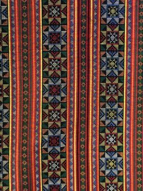 Soyut Batik Desenli Duvar Kağıdı. Geleneksel Malezya batiğinden esinlenilmiş, soyut motifler, akış çizgileri ve canlı renklerin yer aldığı sanatsal bir duvar kağıdı..