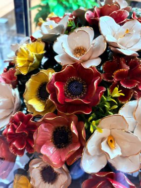 Geleneksel zanaatkarlıkla sanatsal güzelliği birleştiren zarif bir sergi. Ev dekorasyonu, sanat sergileri ya da natürmort fotoğrafçılığı için ideal..