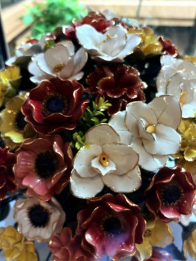 Geleneksel zanaatkarlıkla sanatsal güzelliği birleştiren zarif bir sergi. Ev dekorasyonu, sanat sergileri ya da natürmort fotoğrafçılığı için ideal..