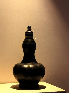 Sergide, Malezya kültür mirasının zengin bir koleksiyonu sergileniyor. İçinde antik eserler, geleneksel aletler, kraliyet kraliyet süsleri ve Malezya 'nın çeşitli tarihini anlatan tarihi eşyalar yer alıyor..