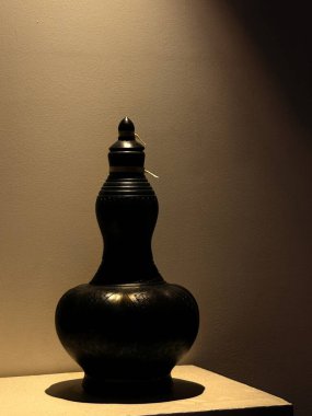 Sergide, Malezya kültür mirasının zengin bir koleksiyonu sergileniyor. İçinde antik eserler, geleneksel aletler, kraliyet kraliyet süsleri ve Malezya 'nın çeşitli tarihini anlatan tarihi eşyalar yer alıyor..