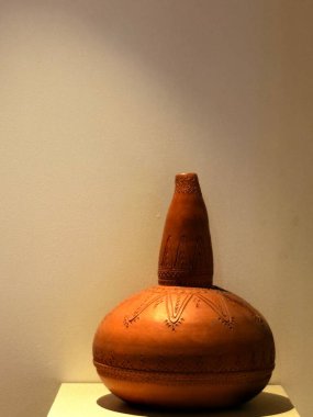 Sergide, Malezya kültür mirasının zengin bir koleksiyonu sergileniyor. İçinde antik eserler, geleneksel aletler, kraliyet kraliyet süsleri ve Malezya 'nın çeşitli tarihini anlatan tarihi eşyalar yer alıyor..