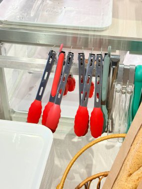 Süpermarketteki Fırın Bir süpermarketin içinde canlı bir fırın, Tertemiz düzenlenmiş taze ekmek, hamur işleri ve fırınlanmış ürünler.