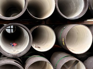 Sanayi tasarımı ve geometrik estetiğin füzyonunu gösteren dairesel yapı malzemelerinin soyut bir bileşimi.